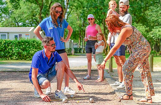 Familie und Animateur spielen Boule auf Camping VAGUES OCEANES in Saint-Laurent-de-la-Pr�e (17).