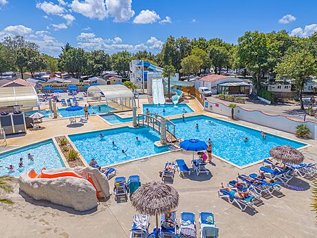 Gro�er Wasserpark mit Pools und Rutschen auf dem Campingplatz VAGUES OCEANES Domaine les Charmilles in Saint-Laurent-de-la-Pr�e (17).