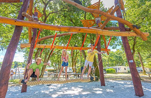 Gro�e Holzspielstruktur auf dem Campingplatz VAGUES OCEANES Domaine les Charmilles.