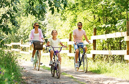 Familie f�hrt Fahrrad auf Waldweg auf dem Campingplatz VAGUES OCEANES Domaine les Charmilles in Saint-Laurent-de-la-Pr�e (17).