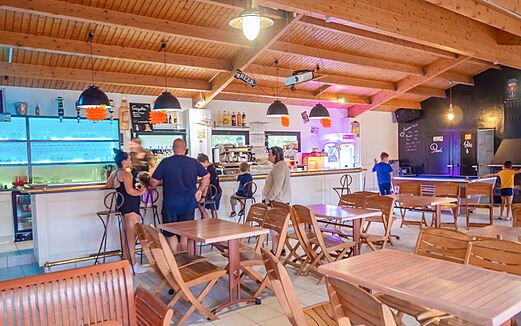 Bar und Restaurant des Campingplatzes VAGUES OCEANES Domaine les Charmilles in Saint-Laurent-de-la-Pr�e (17).