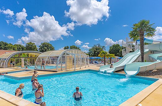 Schwimmbad, Rutschen, �berdachte Becken auf dem Campingplatz VAGUES OCEANES Domaine les Charmilles (17).