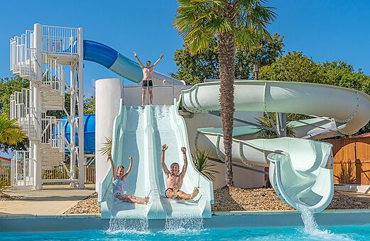 Wasserrutschen und Außenpool auf dem Campingplatz VAGUES OCEANES Domaine les Charmilles.