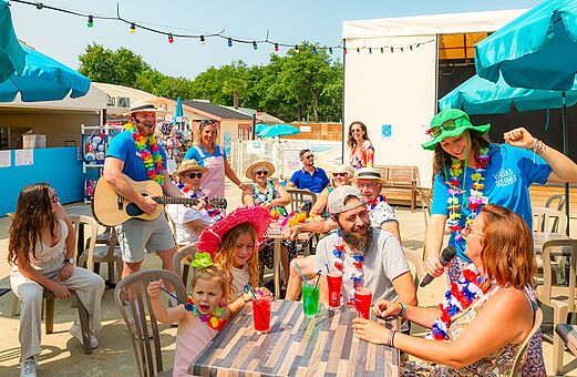 Musikalische Animation und Getr�nke auf dem Campingplatz VAGUES OCEANES Domaine les Charmilles in Saint-Laurent-de-la-Pr�e (17).