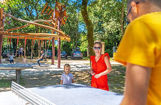 Spielplatz, Schaukeln, Tischtennis auf dem Campingplatz VAGUES OCEANES Domaine les Charmilles in Saint-Laurent-de-la-Pr�e (17).