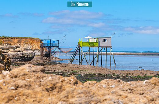 Traditionelle Fischerh�tten auf Stelzen bei Ebbe, �le Madame, Charente-Maritime.