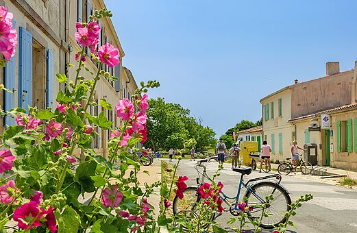 Blumengeschm�ckte Stra�e eines typischen Dorfes mit Fahrr�dern, in der N�he des Campings.