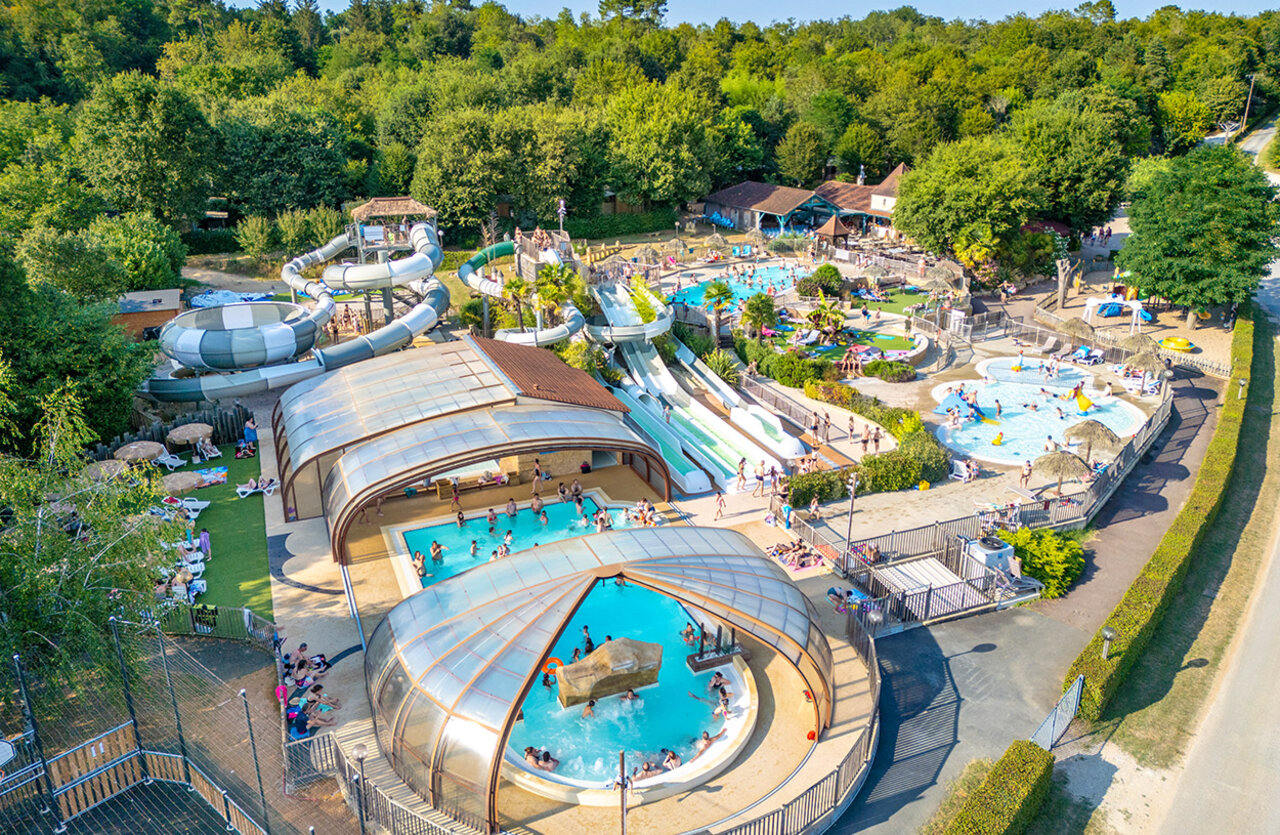 Aquatic park with slides, indoor and outdoor pools at VAGUES OCEANES Chataigneraie campsite in Prats-de-Carlux (24).