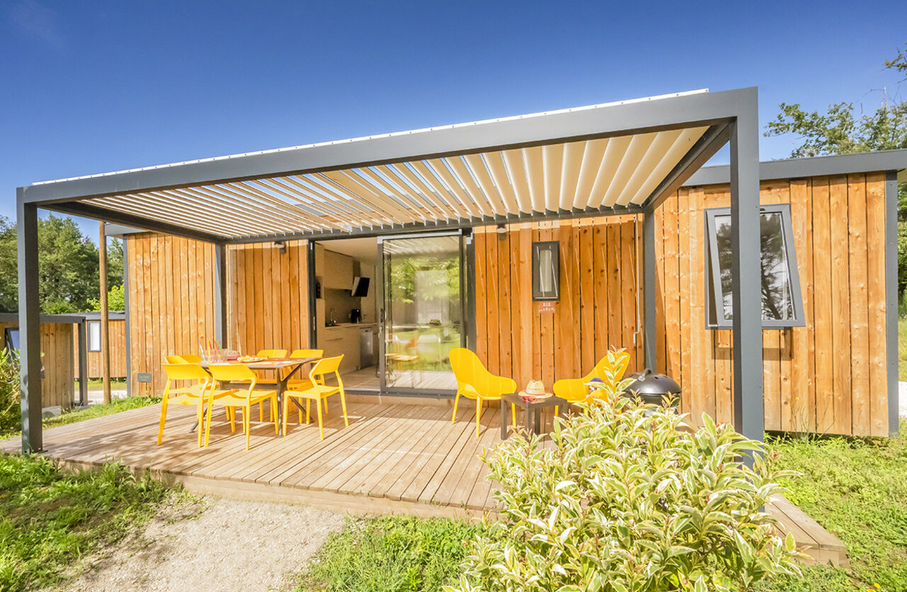 Mobile home, terrace, pergola at VAGUES OCEANES Chataigneraie campsite Prats-de-Carlux.