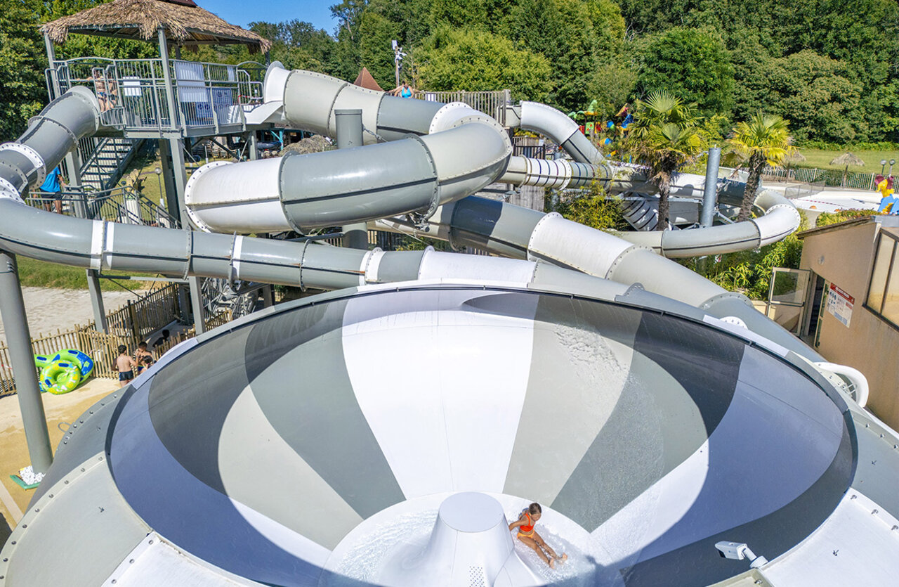 Giant water slide and multiple slides at VAGUES OCEANES Chataigneraie campsite in Prats-de-Carlux (24).