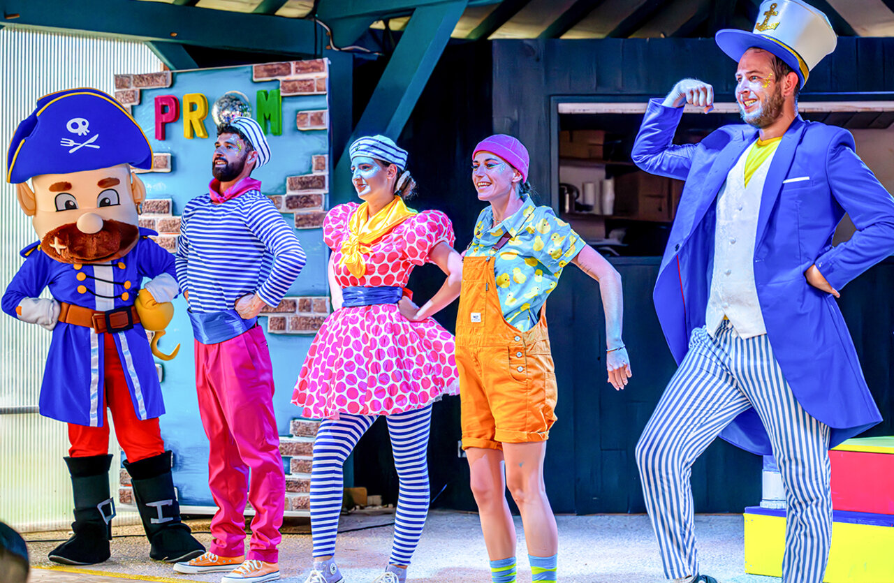 Show with mascot and entertainers at VAGUES OCEANES Chataigneraie campsite in Prats-de-Carlux.