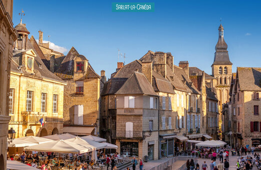 Lebhafter historischer Platz in Sarlat-la-Can�da, Dordogne, nahe dem Campingplatz.