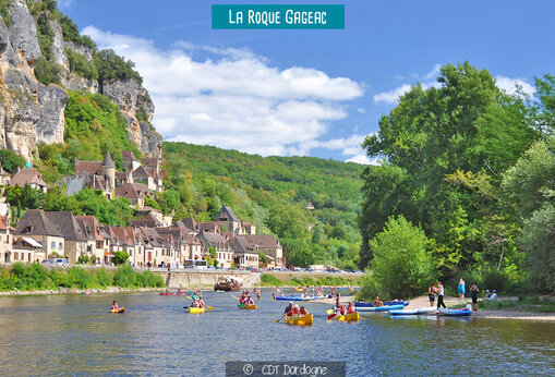 Dorf La Roque Gageac in der Dordogne, Kanus auf dem Fluss.