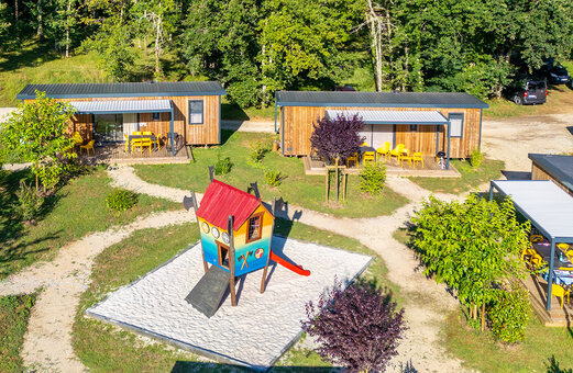 Mobilheime und Spielplatz, Luftaufnahme, auf Camping VAGUES OCEANES Chataigneraie.