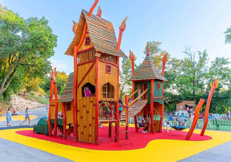 Juego Carabouille - Gran parque infantil tem�tico de madera para ni�os en el camping CLICOCHIC Ch�teau de Boisson en All�gre-les-Fumades (30).