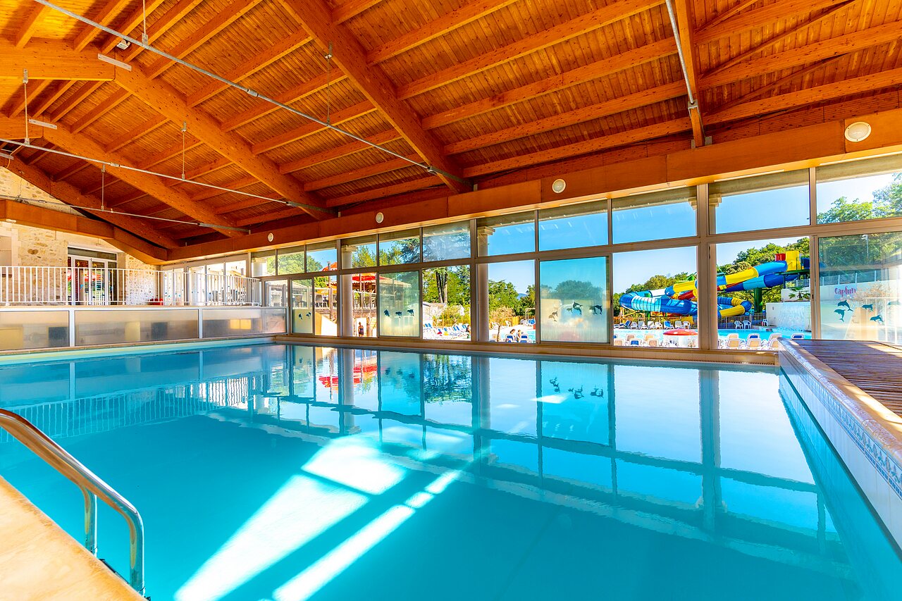 Piscine couverte, toboggans aquatiques au camping CLICOCHIC Ch�teau de Boisson � All�gre-les-Fumades.