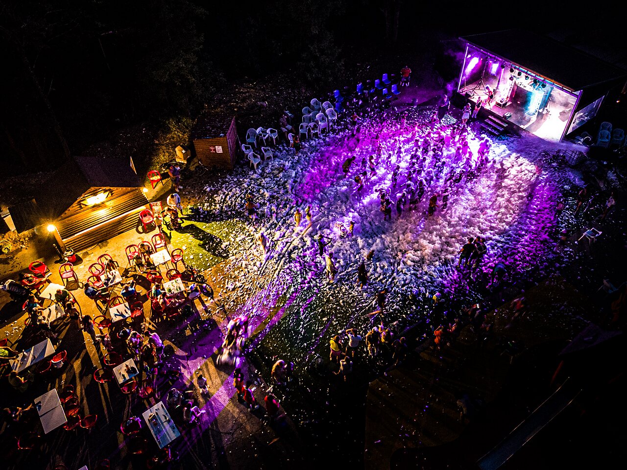 Soir�e mousse anim�e, sc�ne et bar au camping CLICOCHIC Ch�teau de Boisson (30).