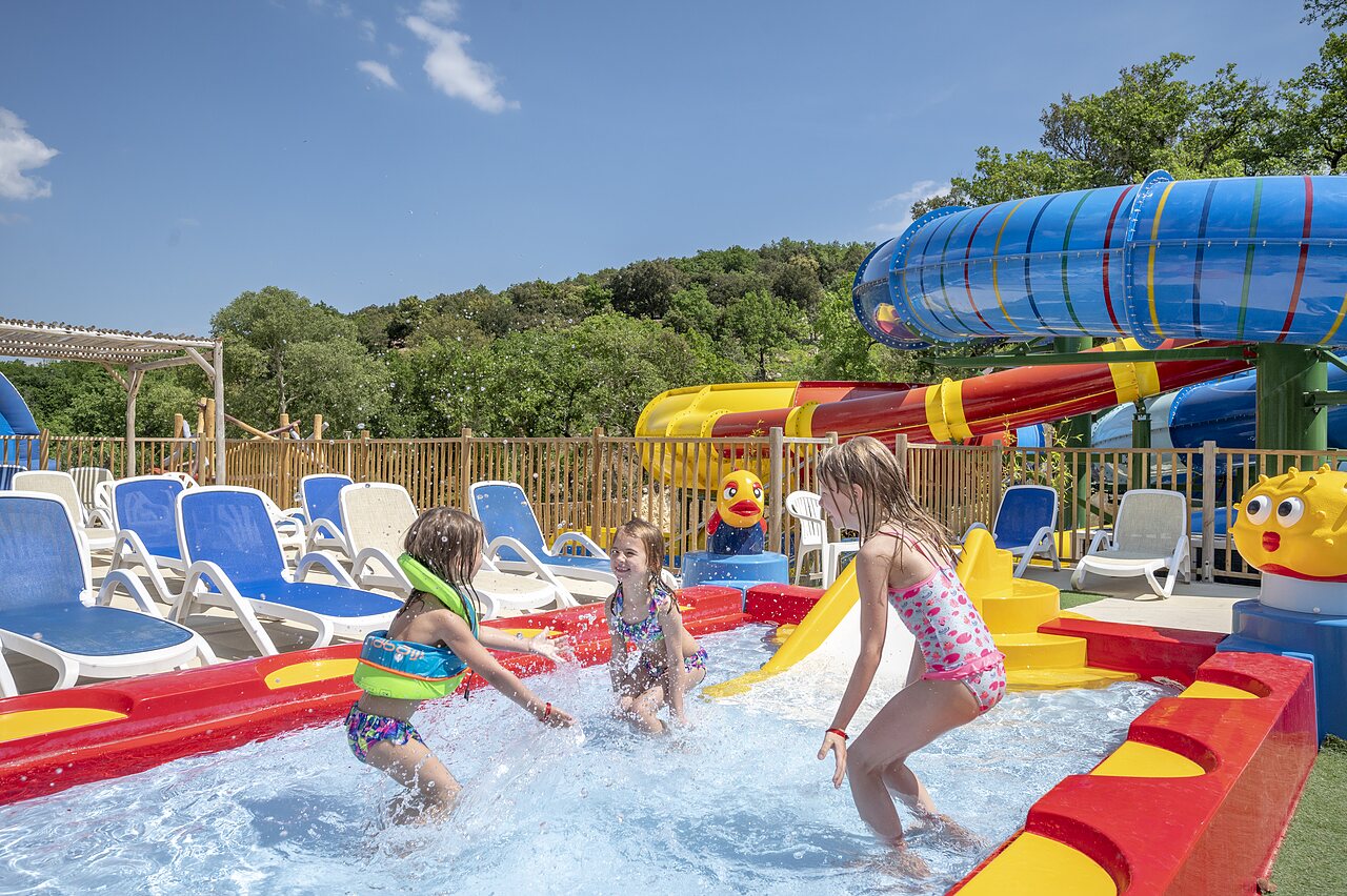 Piscine enfants, jeux d'eau, toboggans au camping CLICOCHIC Ch�teau de Boisson � All�gre-les-Fumades.