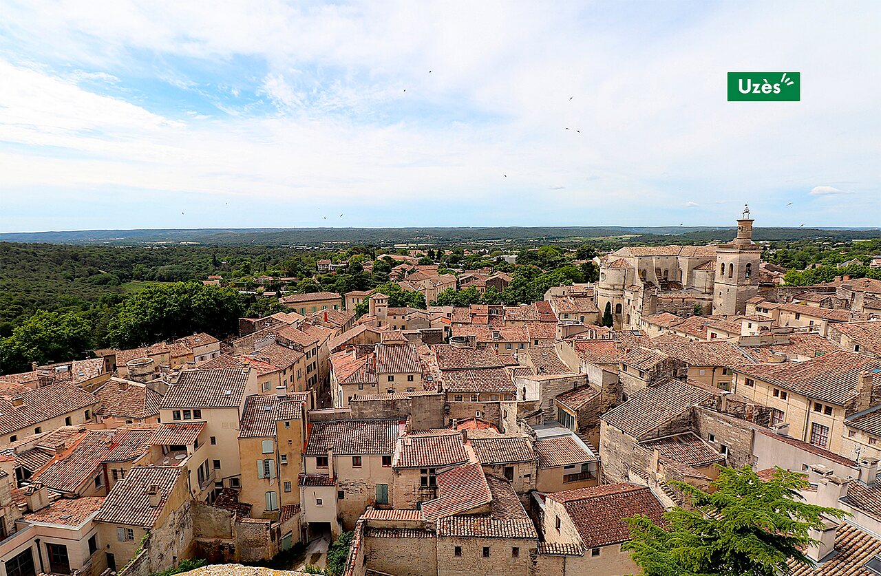 Vue panoramique sur les toits d'Uz�s et sa cath�drale, ville historique du Gard.