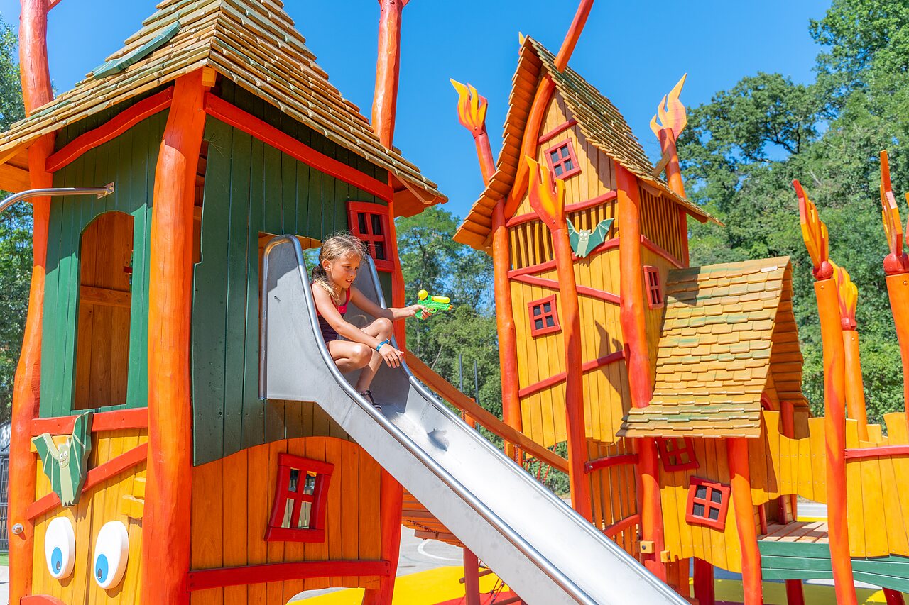 Aire de jeux color�e avec toboggan et enfant au camping CLICOCHIC Ch�teau de Boisson � All�gre-les-Fumades (30).