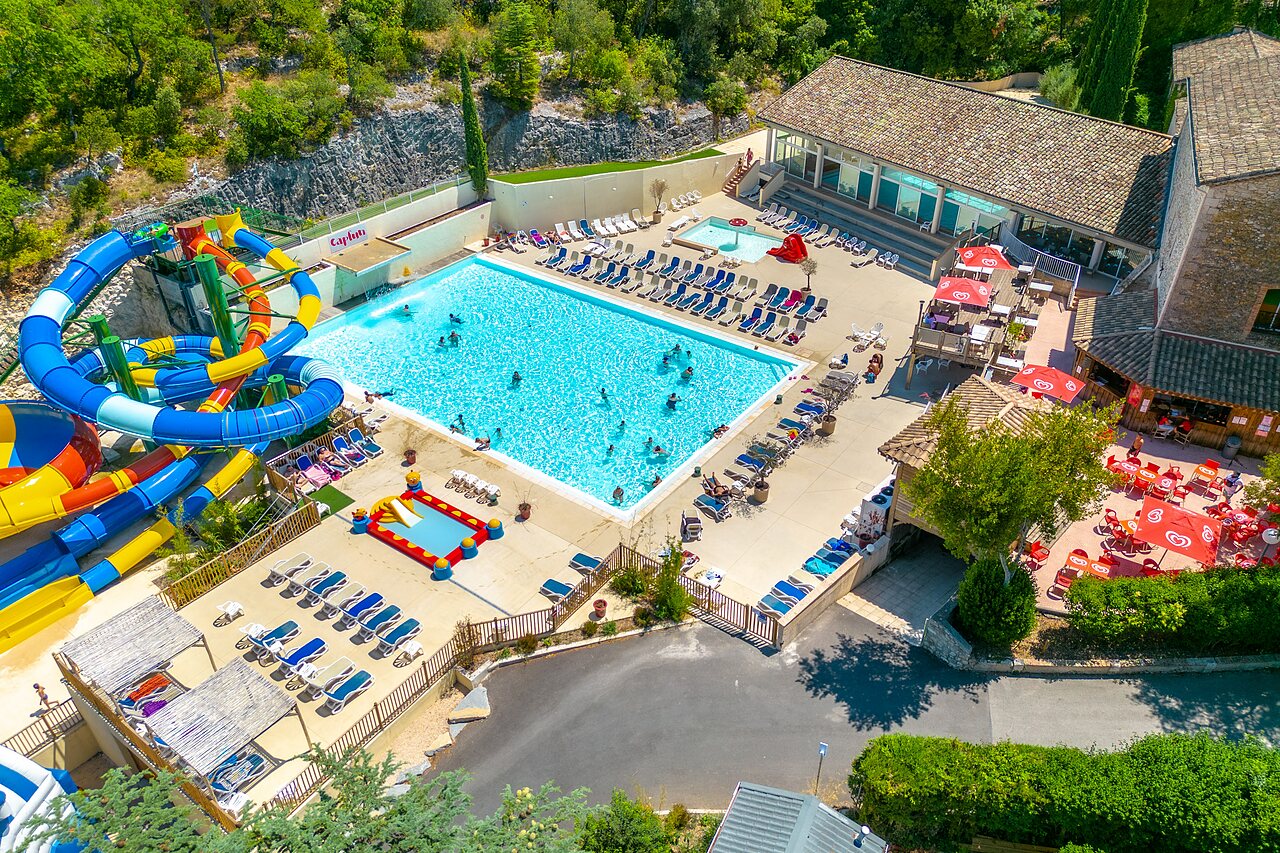 Piscine ext�rieure, toboggans g�ants au camping CLICOCHIC Ch�teau de Boisson (30).