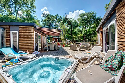 Mobil-home, jacuzzi et terrasse au camping CLICOCHIC � All�gre-les-Fumades (30).