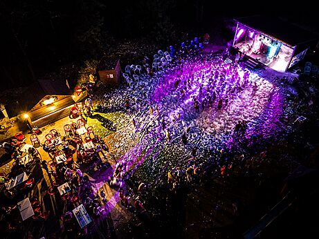 Soir�e mousse vue a�rienne au camping CLICOCHIC Ch�teau de Boisson, All�gre-les-Fumades.
