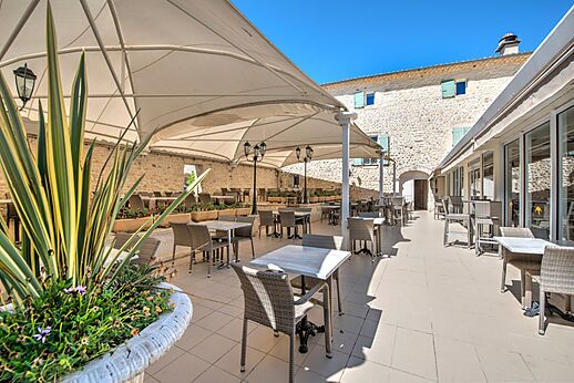 Terrasse de restaurant ext�rieure ombrag�e au camping CLICOCHIC Ch�teau de Boisson.