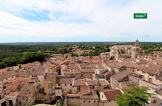 Stadt Uzès mit ihren alten Dächern und historischer Kirche in Okzitanien.