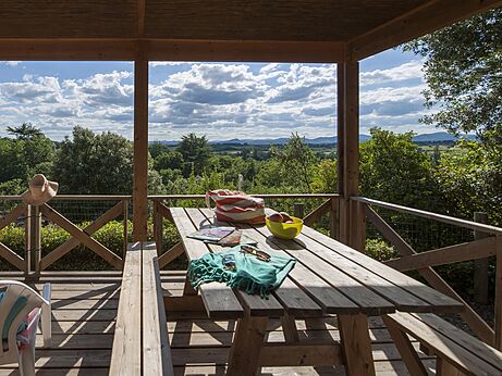 Unterkunftsterrasse mit Panoramablick auf dem Campingplatz CLICOCHIC Château de Boisson.