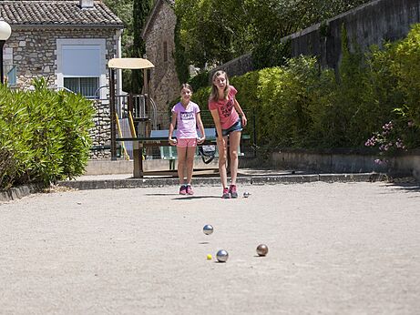Partie de p�tanque avec jeunes filles au camping CLICOCHIC Ch�teau de Boisson.