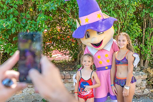 Mascotte et enfants au camping CLICOCHIC Ch�teau de Boisson � All�gre-les-Fumades (30).