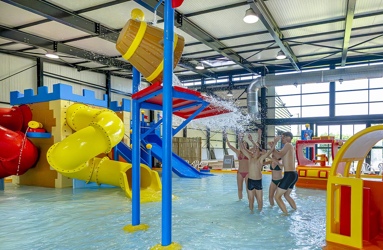 Overdekt zwembad met glijbanen op camping CAPFUN Ch�teau de Galin�e in SAINT CAST LE GUILDO (22).