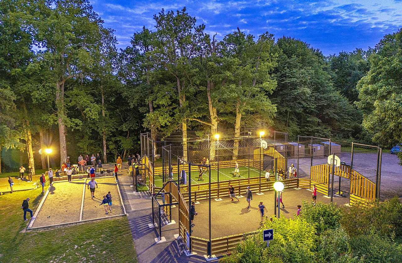 Verlichte multisport- en jeu de boulesbanen op camping CAPFUN Ch�teau de Galin�e in SAINT CAST LE GUILDO (22).