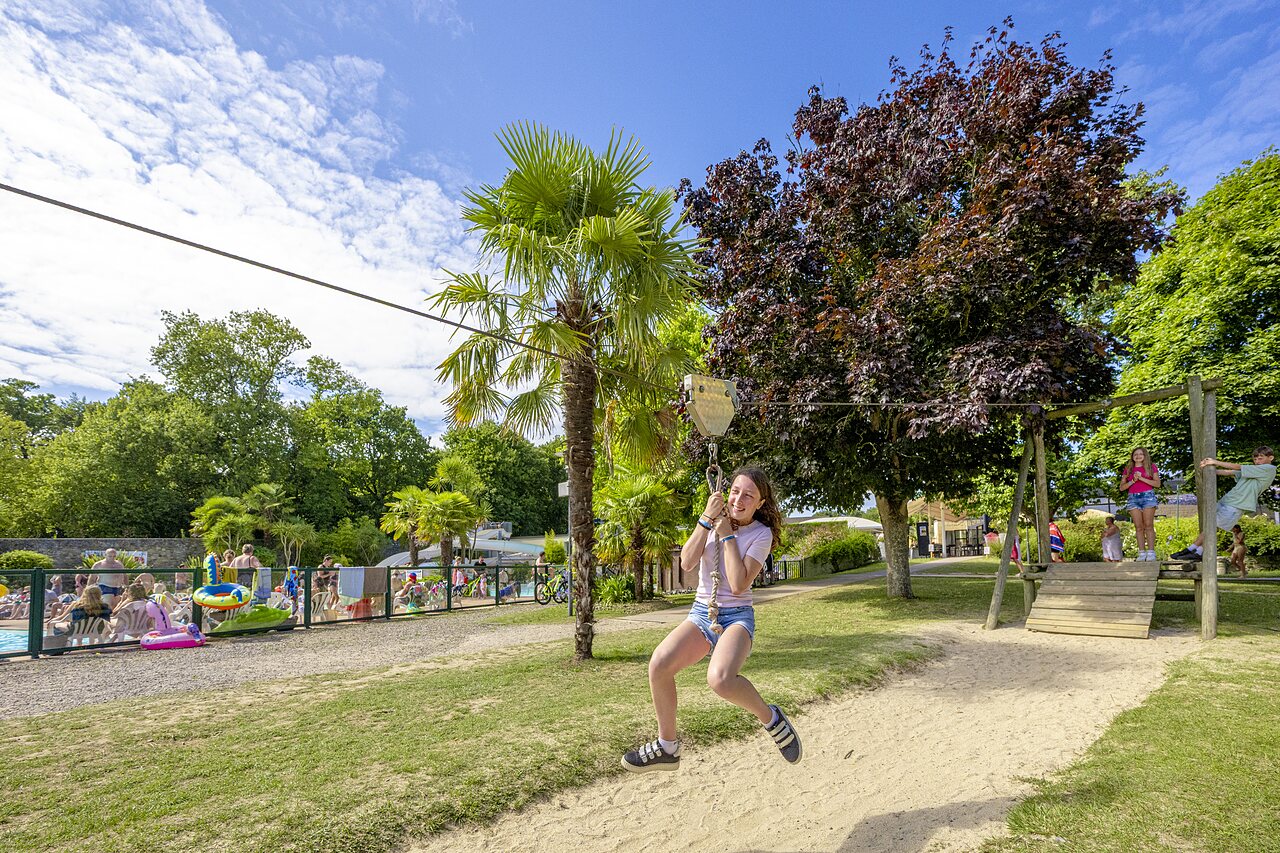 Zipline, speeltuin en zwembad op camping CAPFUN Ch�teau de Galin�e in SAINT CAST LE GUILDO (22).