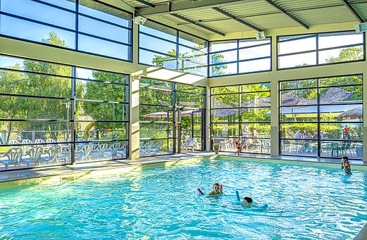 Helles Hallenbad mit Kindern auf dem Campingplatz CAPFUN Château de Galinée (22).