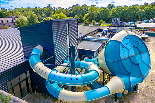 Toboggan aquatique géant bleu et blanc, camping CAPFUN Château de Galinée (22). Toboggan aquatique géant bleu et blanc, camping CAPFUN Château de Galinée (22).