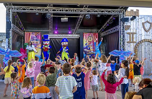 Kinderanimationsshow mit Maskottchen und Künstlern auf der Bühne auf dem Campingplatz CAPFUN Château de Galinée in SAINT CAST LE GUILDO (22).