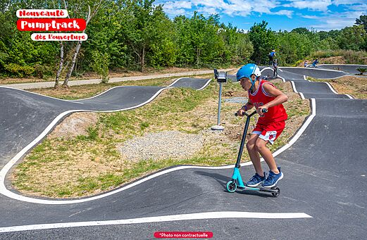 Moderner Pumptrack und Kind auf Roller am Campingplatz CAPFUN Château de Galinée (22).
