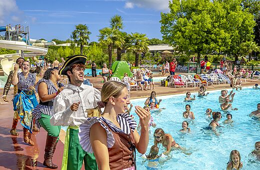 Kostümierte Animateure und fröhliche Badegäste im Pool von CAPFUN Château de Galinée in SAINT CAST LE GUILDO (22).