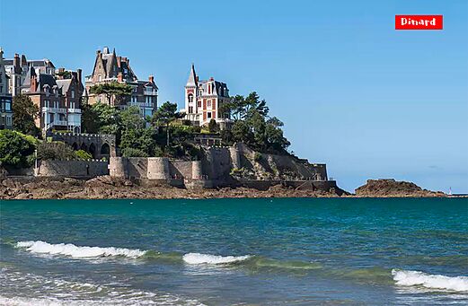 Historische Villen an der Küste von Dinard, eine charmante Stadt in der Bretagne.