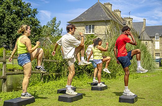Outdoor-Step-Gruppenaktivität auf dem Campingplatz CAPFUN Château de Galinée (22).