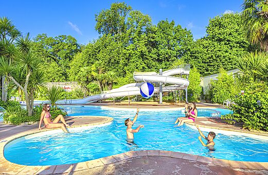 Außenpool, Wasserrutsche, Familie auf dem Campingplatz CAPFUN Château de Galinée.