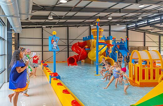 Überdachtes Schwimmbad, Wasserspiele auf dem Campingplatz CAPFUN Château de Galinée in SAINT CAST LE GUILDO (22).