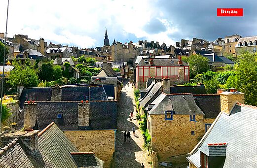 Historische Kopfsteinpflasterstraße und mittelalterliche Häuser in Dinan, Stadt in der Bretagne.