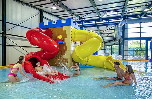 Wasserrutschen und Hallenbad für Kinder auf dem Campingplatz CAPFUN Château de Galinée in SAINT CAST LE GUILDO (22).