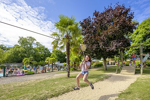 Seilrutsche auf Camping CAPFUN Château de Galinée in SAINT CAST LE GUILDO (22).