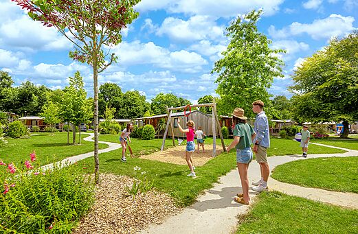 Spielplatz mit Schaukel und Kindern auf dem Campingplatz CAPFUN Château de Galinée in SAINT CAST LE GUILDO (22).