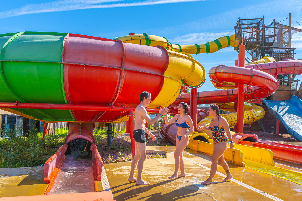Toboggans aquatiques color�s et personnes s'amusant au camping CAPFUN Chateau d'Arvid � Villerville (14).