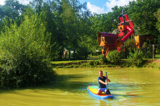 Paddleboard sur l'eau, jeux bateau pirate au camping CAPFUN Chateau d'Arvid à Villerville (14).